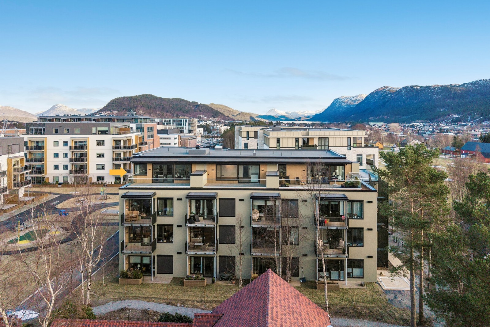 Leiligheten har en fin intern plassering på toppen av sameiet Daaetunet. Sameiet består av totalt 74 eierseksjoner fordelt på de tre byggene som ble ferdigstilt i 2025. Galleribilde