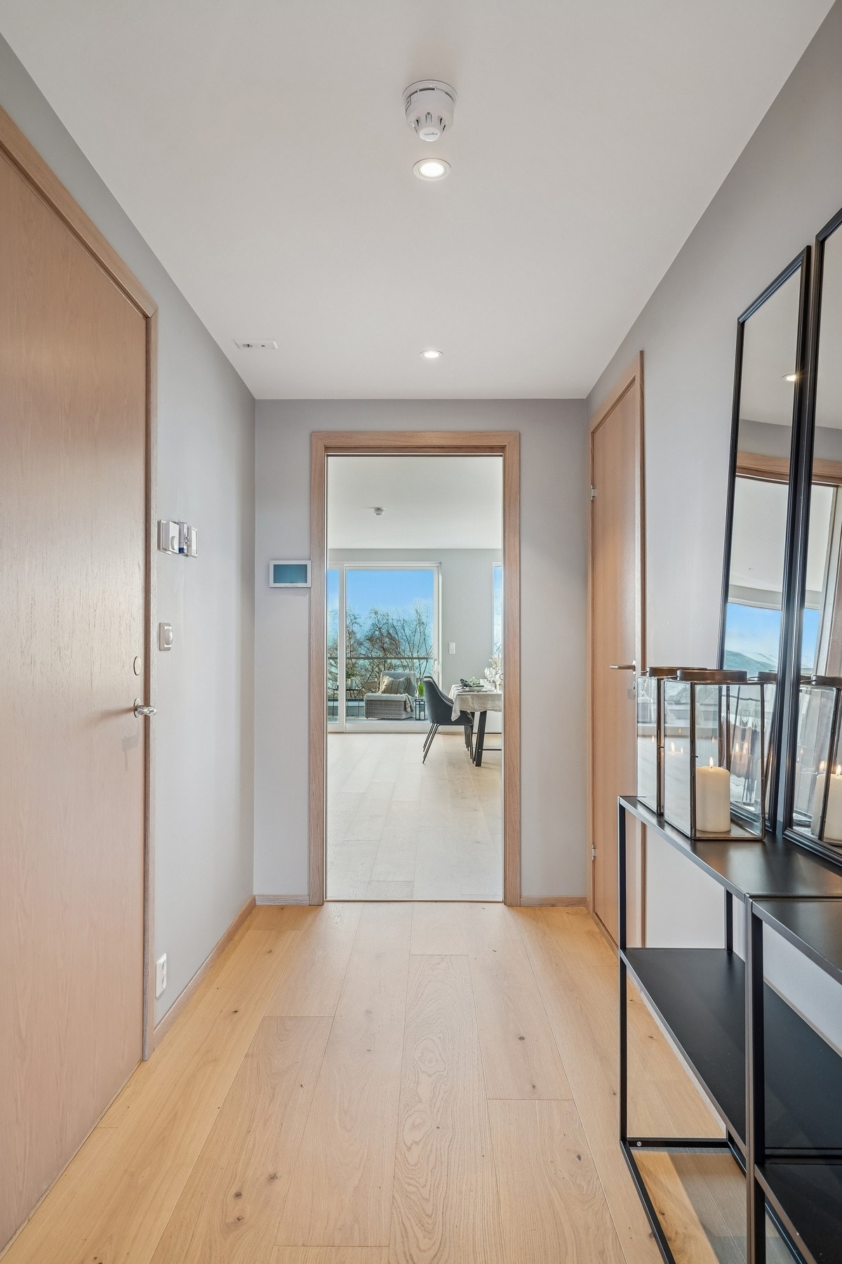 Gangen skaper et naturlig skille mellom den sosiale sonen og soveromsfløyen. Galleribilde