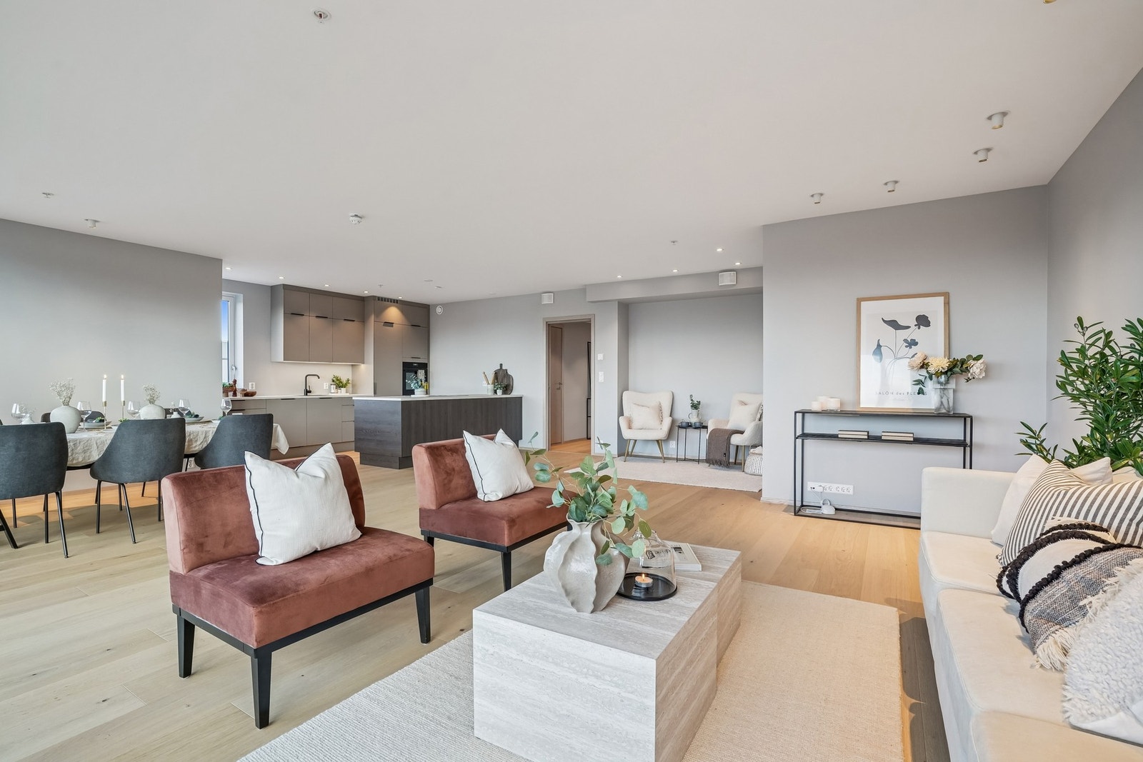 Leiligheten har et pent og moderne fargevalg på vegger, og gulvflatene er belagt med én stavs parkett. Det er spotter i himling. Galleribilde