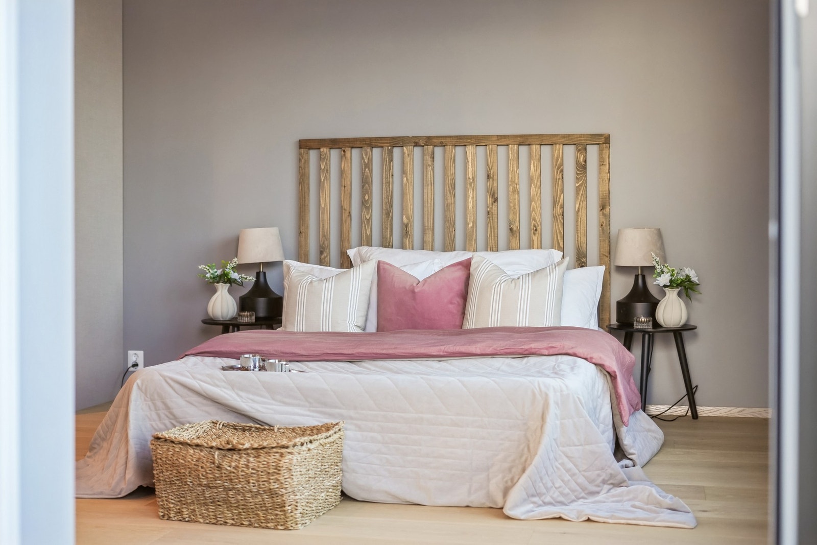 Hovedsoverommet er romslig og har god plass til dobbeltseng med tilhørende møblement. Galleribilde