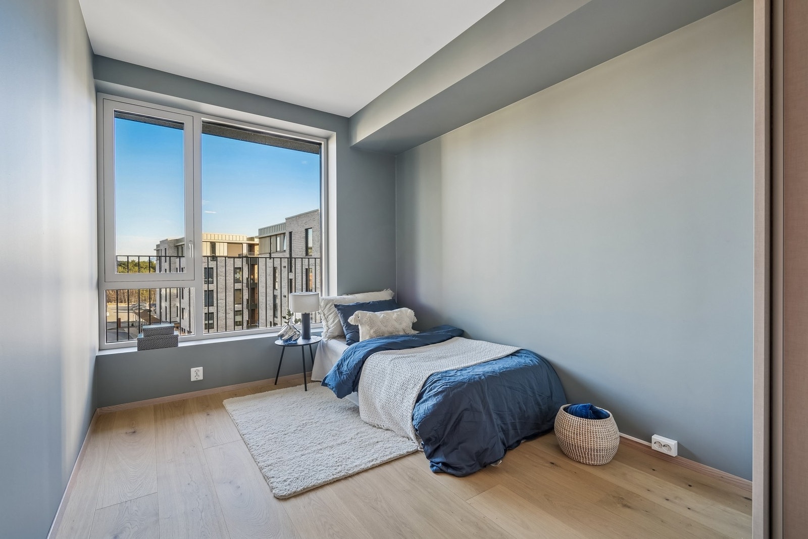 Gjesterommet er av fin størrelse og gir flere bruksmuligheter - Galleribilde