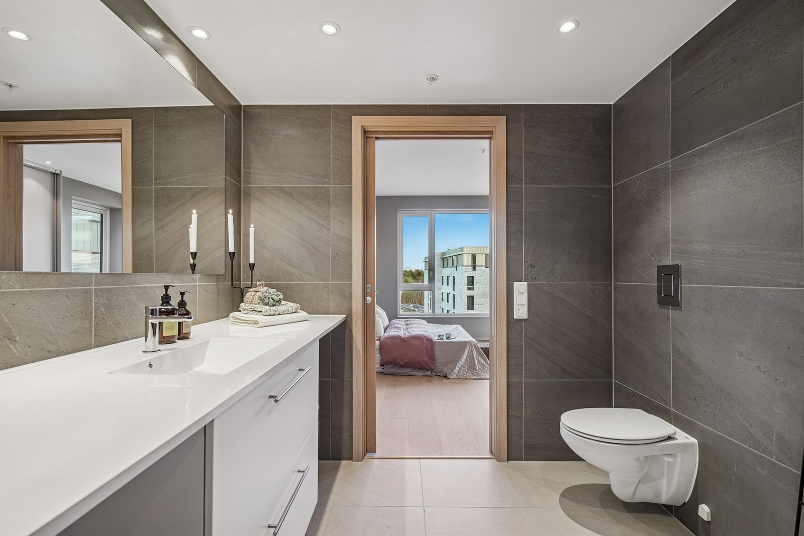 Badet kombineres med vaskerom, og det er avsatt plass til vaskemaskin og tørketrommel i innredningen. Galleribilde