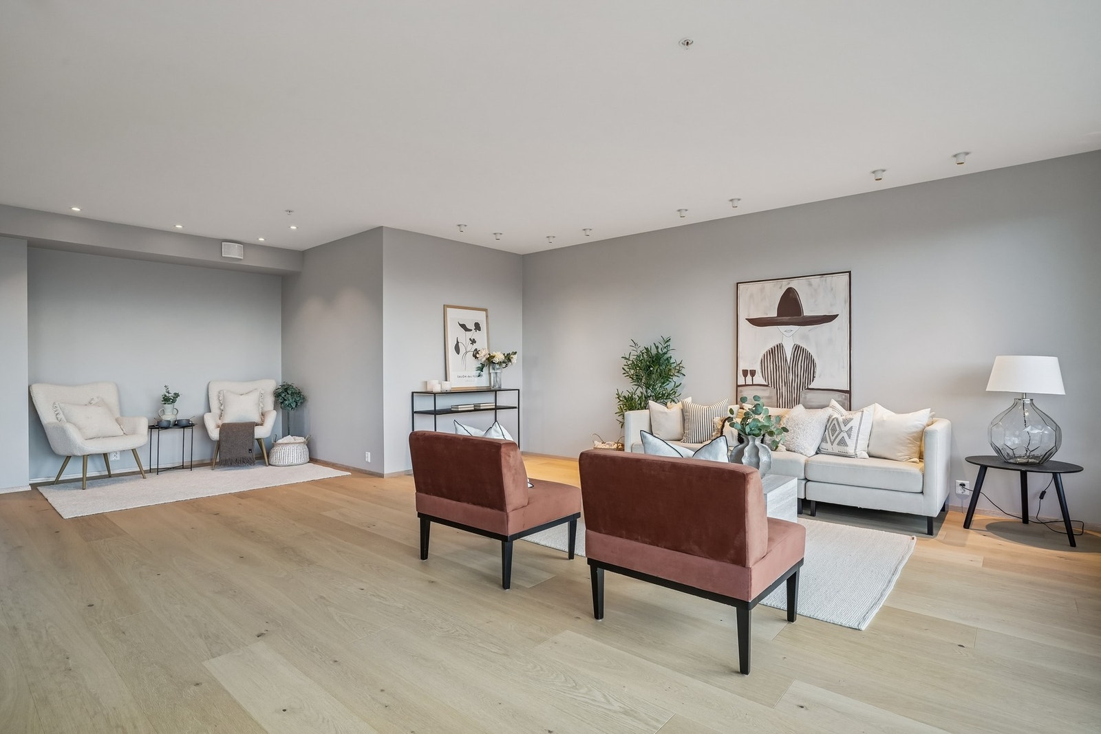 Her har du god plass til en stor sofagruppe som kan være det perfekte samlingsstedet for familie og venner. Galleribilde