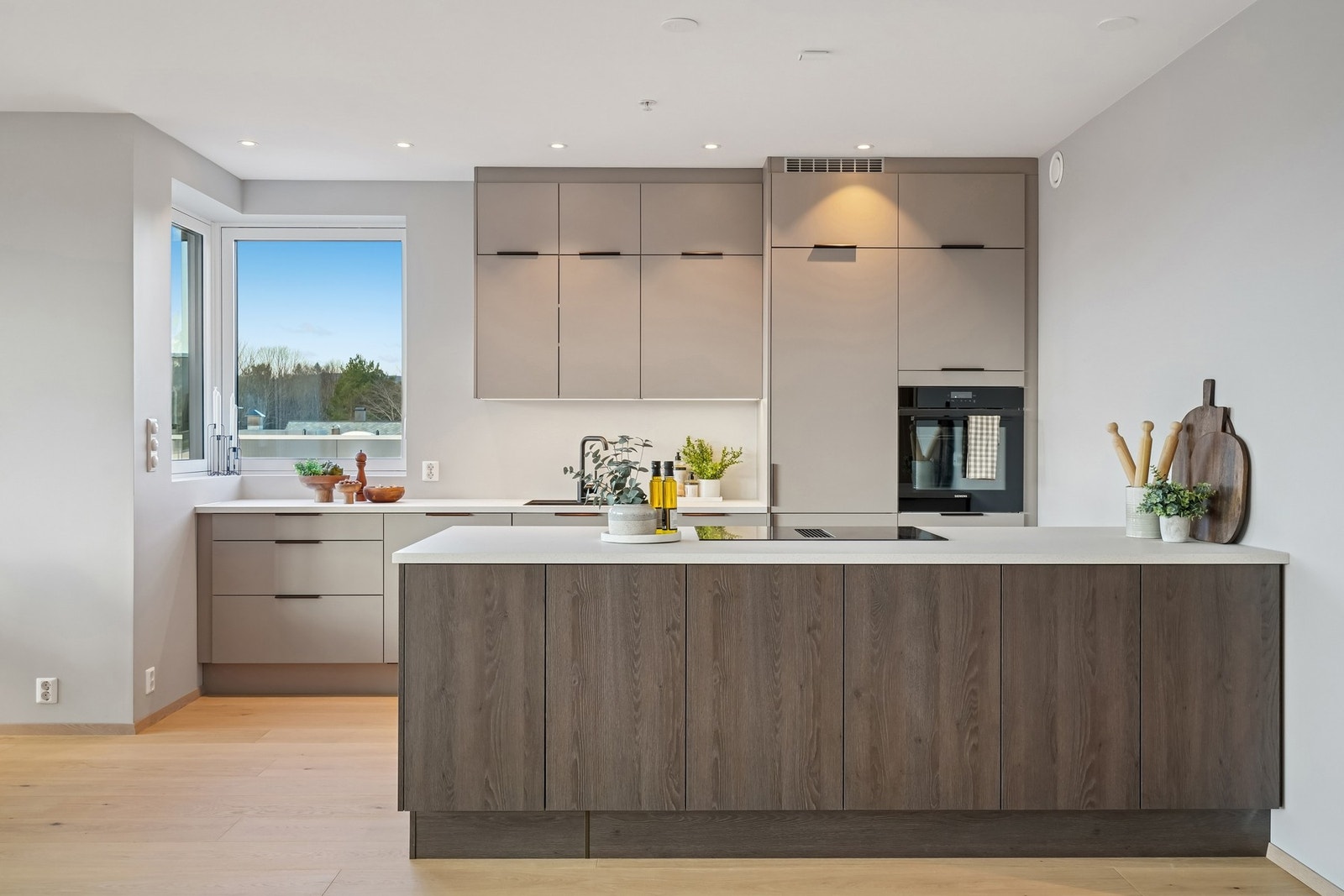 Kjøkkenet har en innholdsrik utforming med takhøye skap og rikelig med skuffeplass, samt gode overflater til matlagingen. Det er også godt med lagring på begge sidene av barøyen. Galleribilde