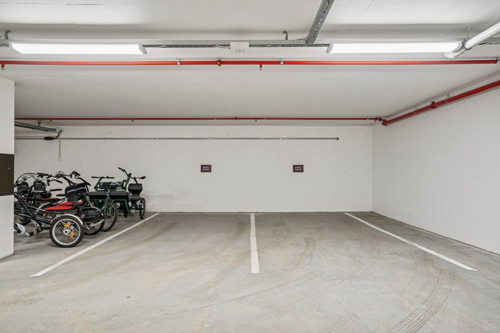 Leiligheten har to tilhørende parkeringsplasser i felles lukket garasjeanlegg. Det er muligheter for å montere el-lader ved ønske. Galleribilde