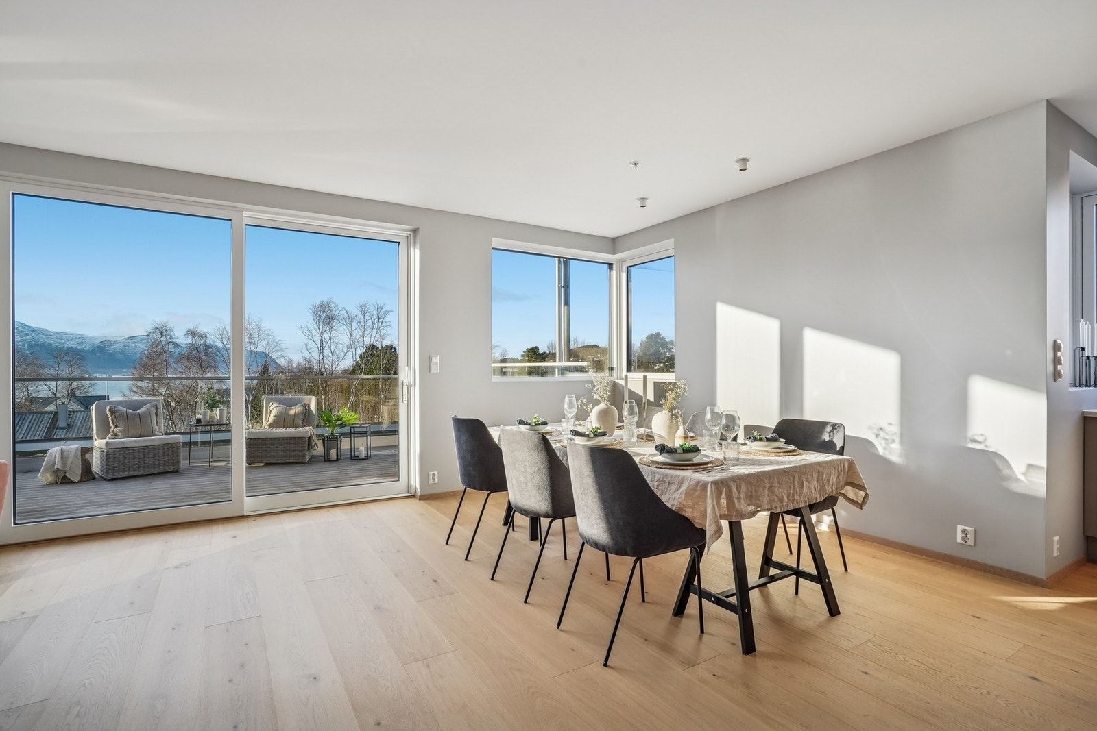 Her får du et særdeles flott allrom, som innbyr til hygge fra tidlig morgen til sent på kveld. Galleribilde