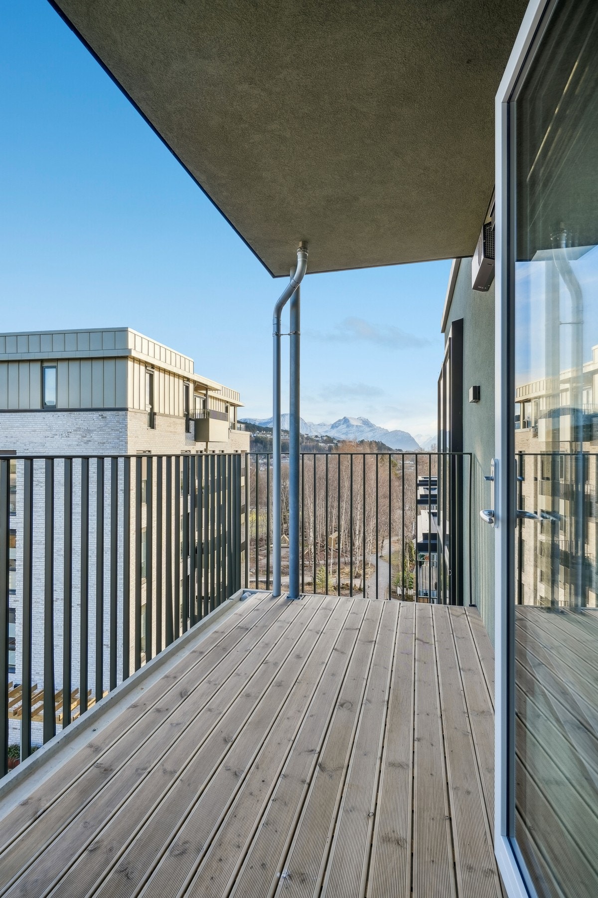 Fra hovedsoverommet er det utgang til en balkong på ca. 6 kvm mot øst. Galleribilde