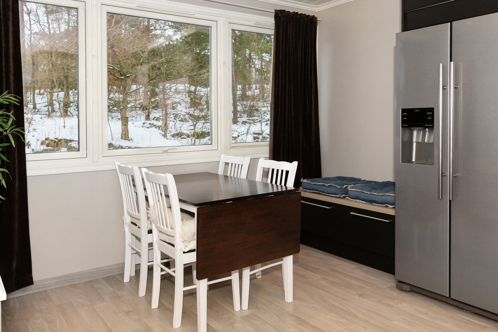 Nydelig spisestue - Her kan et godt måltid nytes med naturen og rådyrene rett utenfor vinduene. Galleribilde