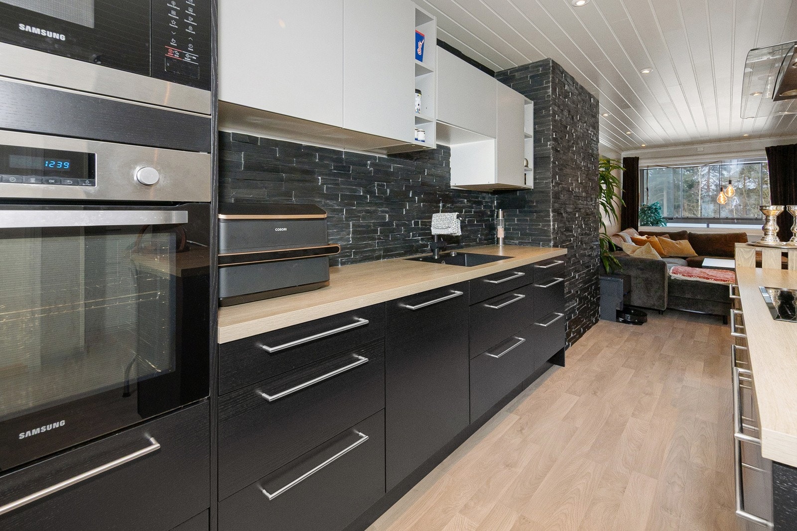 Pent kjøkken innredning med takhøye skap Galleribilde