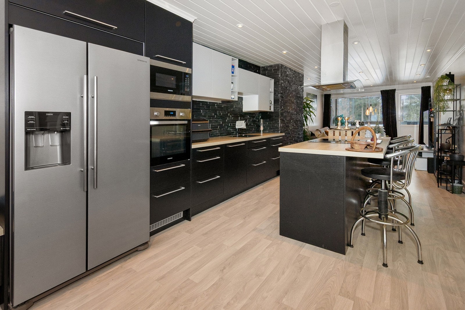 Kjøkken med nyere innredning fra 2018 med glatte fronter og benkeplate i laminat Galleribilde