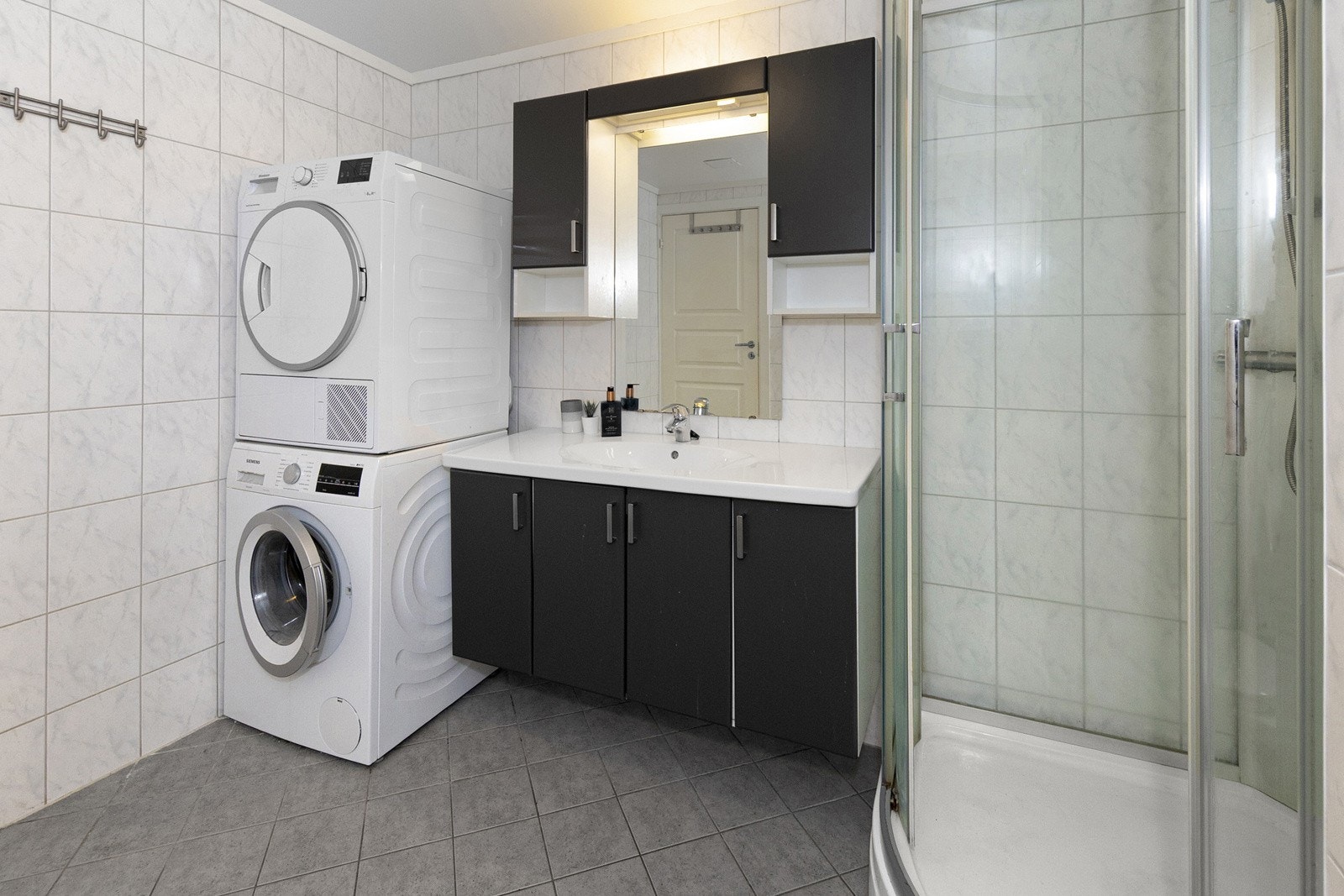 Flislagt med varmekabler i gulvet. Dimmer på taklys Galleribilde