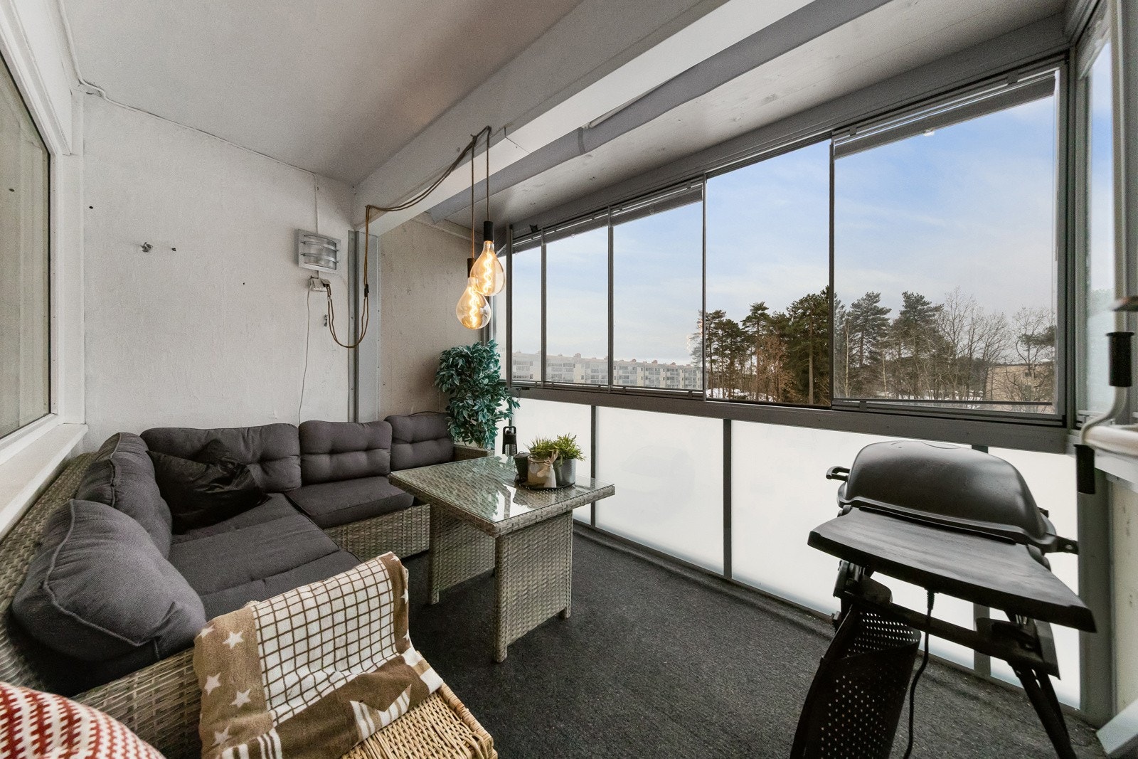 Sydvendt og solrik innglasset balkong Galleribilde