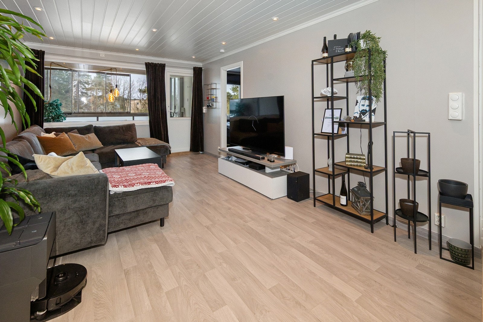 Lun og trivelig stue med utgang til innglasset balkong Galleribilde