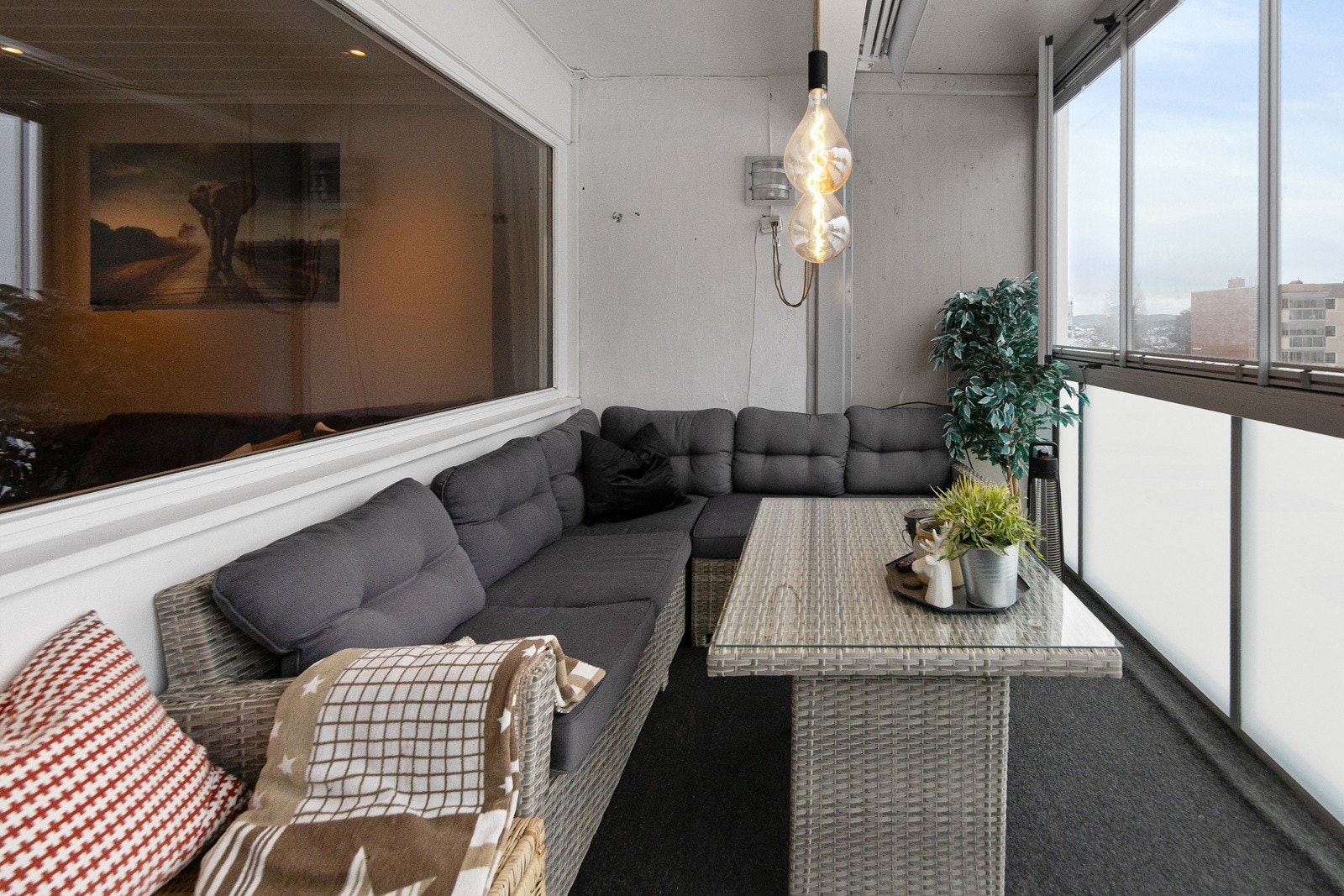 Balkongen kan benyttes som et ekstra rom store deler av året Galleribilde