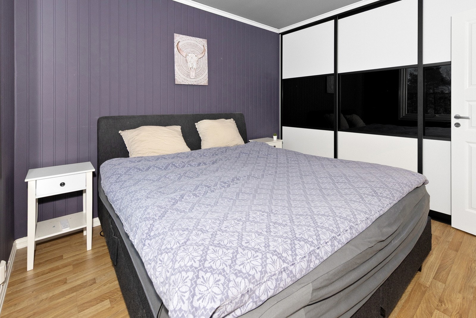 Romslig skyvedørsgarderobe med kurver, hyller og heng Galleribilde