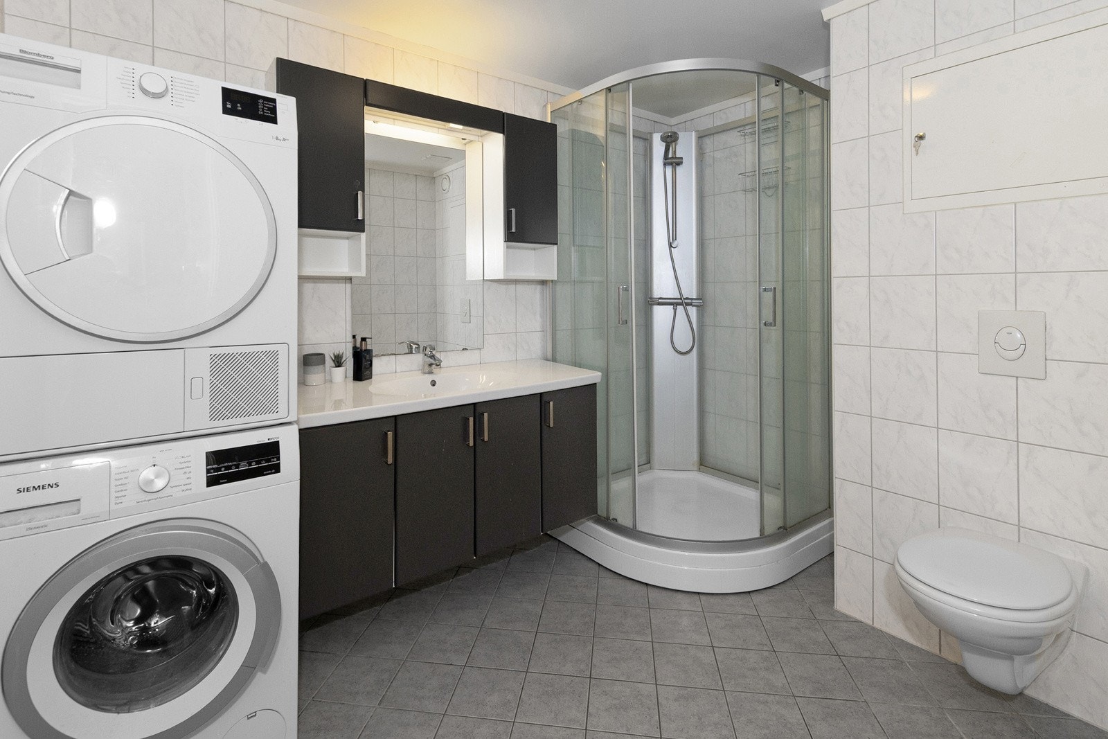 Lekkert og romslig bad som er totalrenovert i regi av borettslaget i 2016 Galleribilde