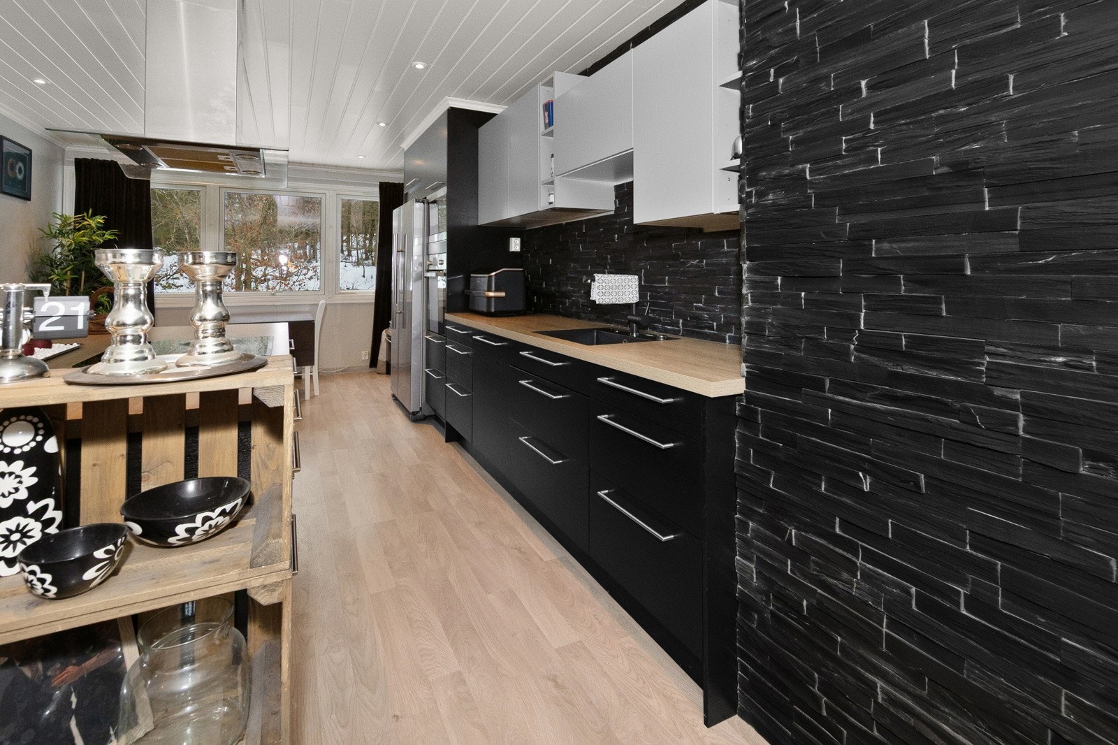 Godt med skap- og benkeplass. Fin belysning Galleribilde