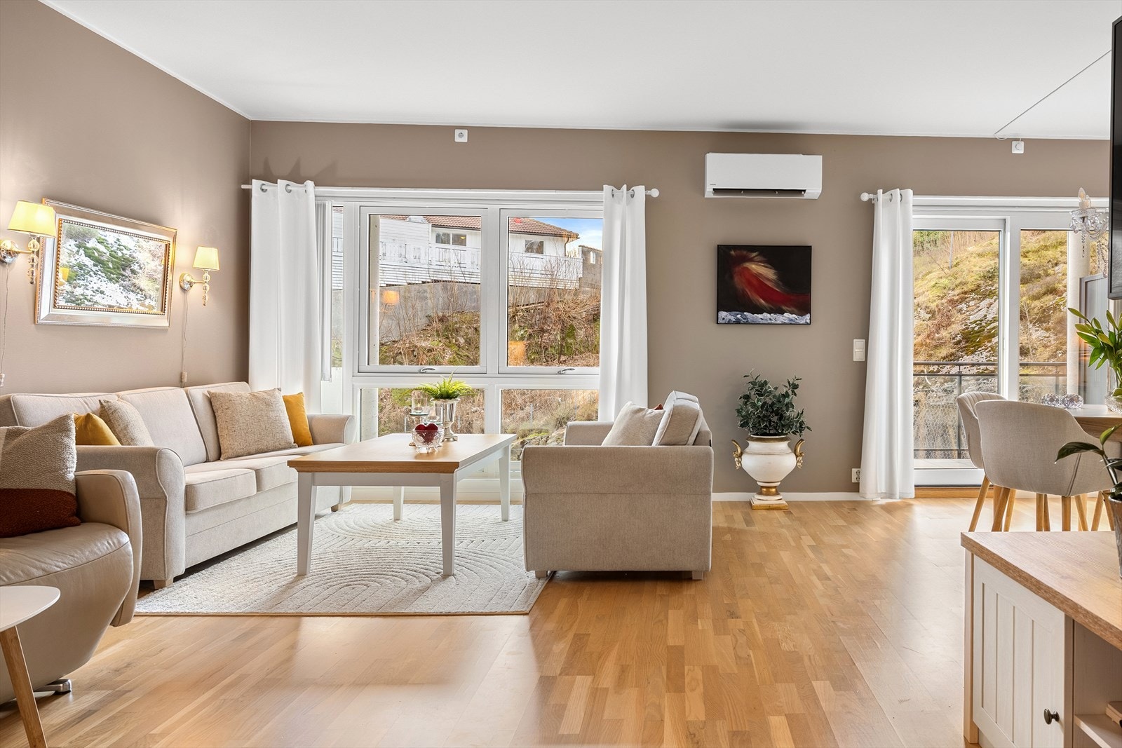 Det er montert varmepumpe i stuen i nyere tid. Galleribilde