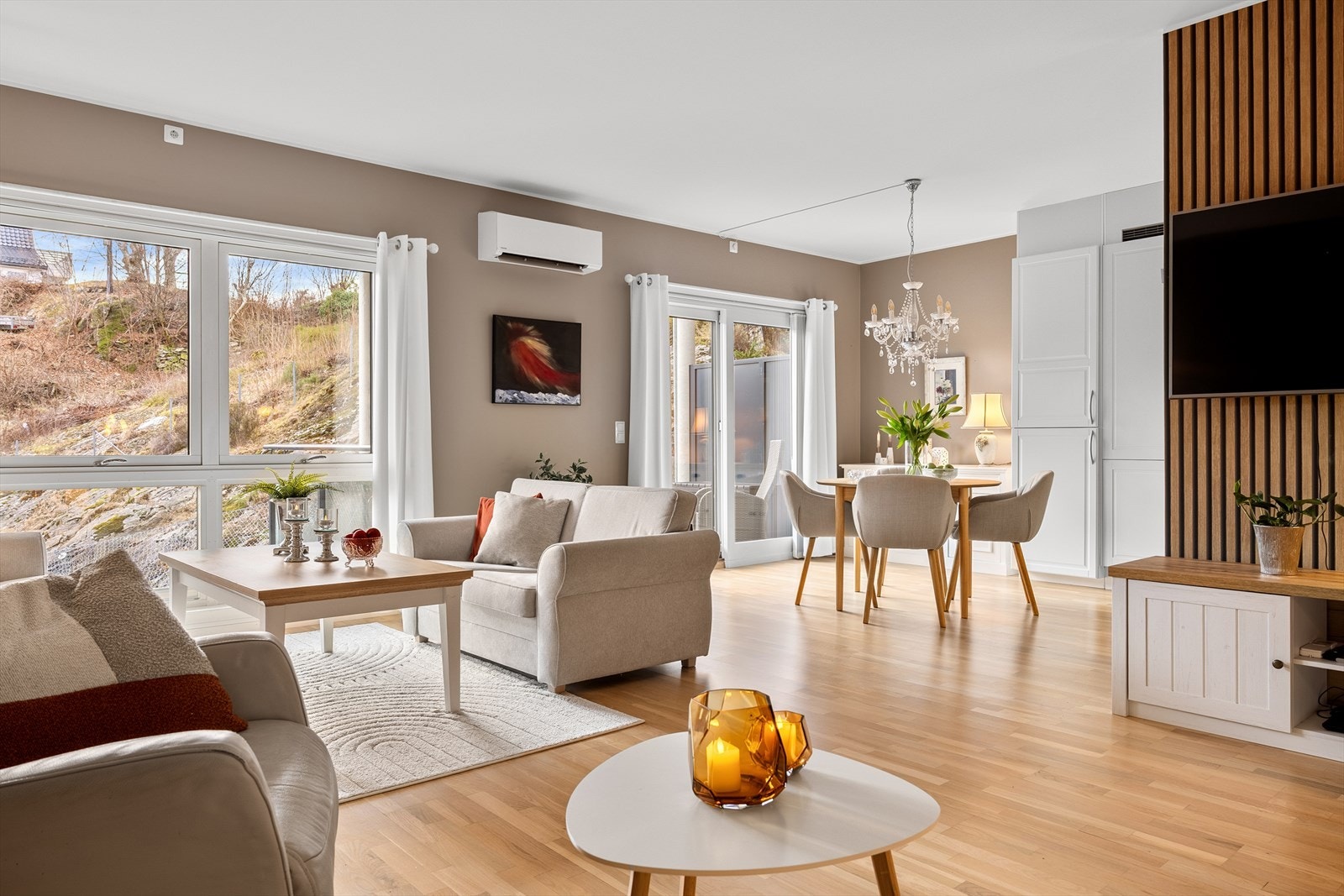 Boligen har en praktisk utforming på stue/kjøkken og måler hele 40 kvm. Galleribilde