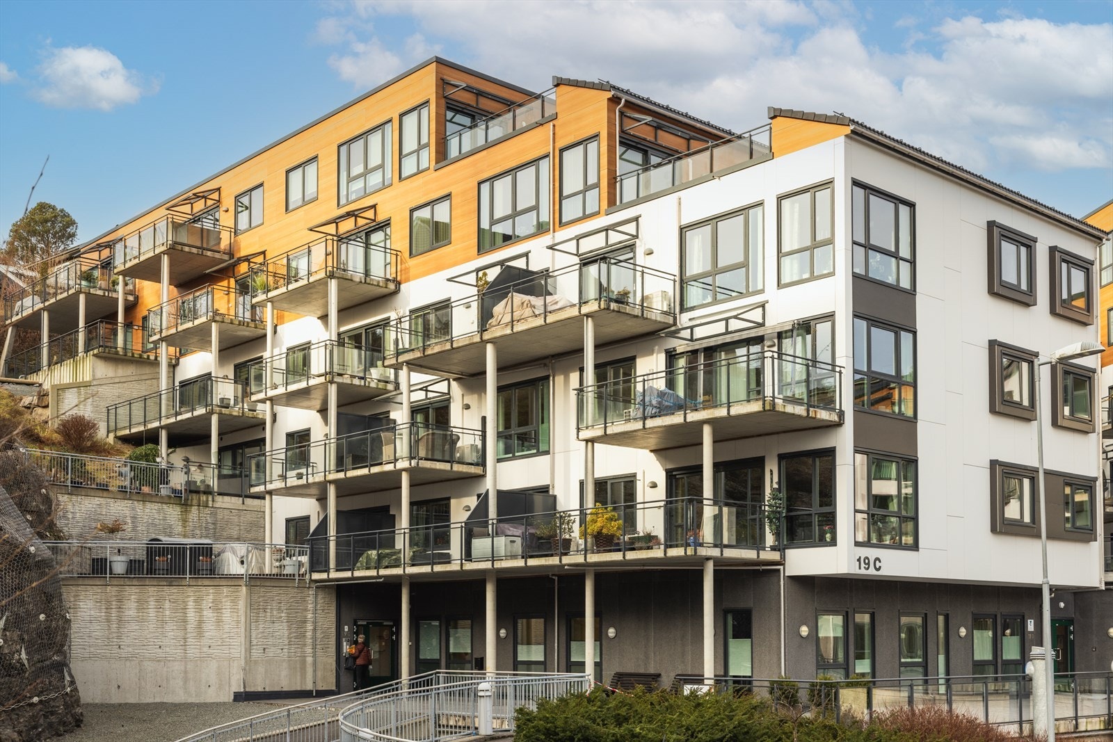 Bygget er fra 2014 og leiligheten har en gjennomgående god standard med flotte kvaliteter. Galleribilde