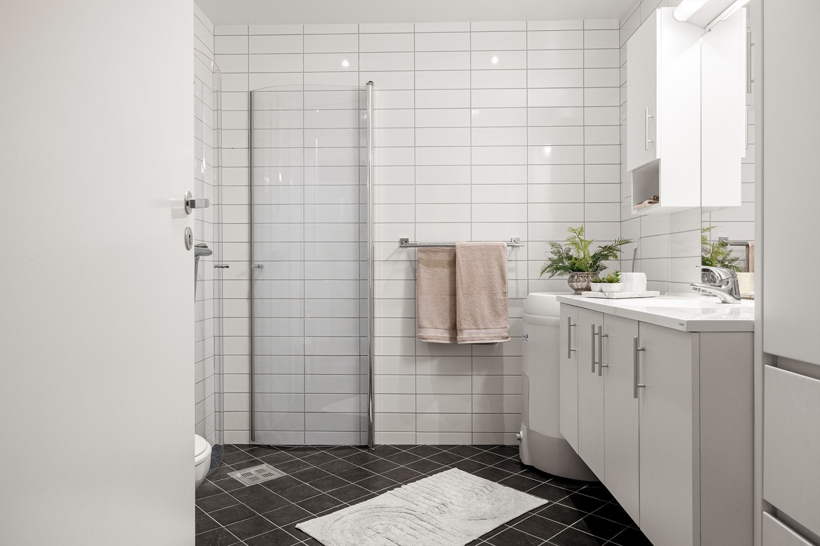 Klassisk helfliset bad, med rør-i-rør system og varmekabler. Galleribilde