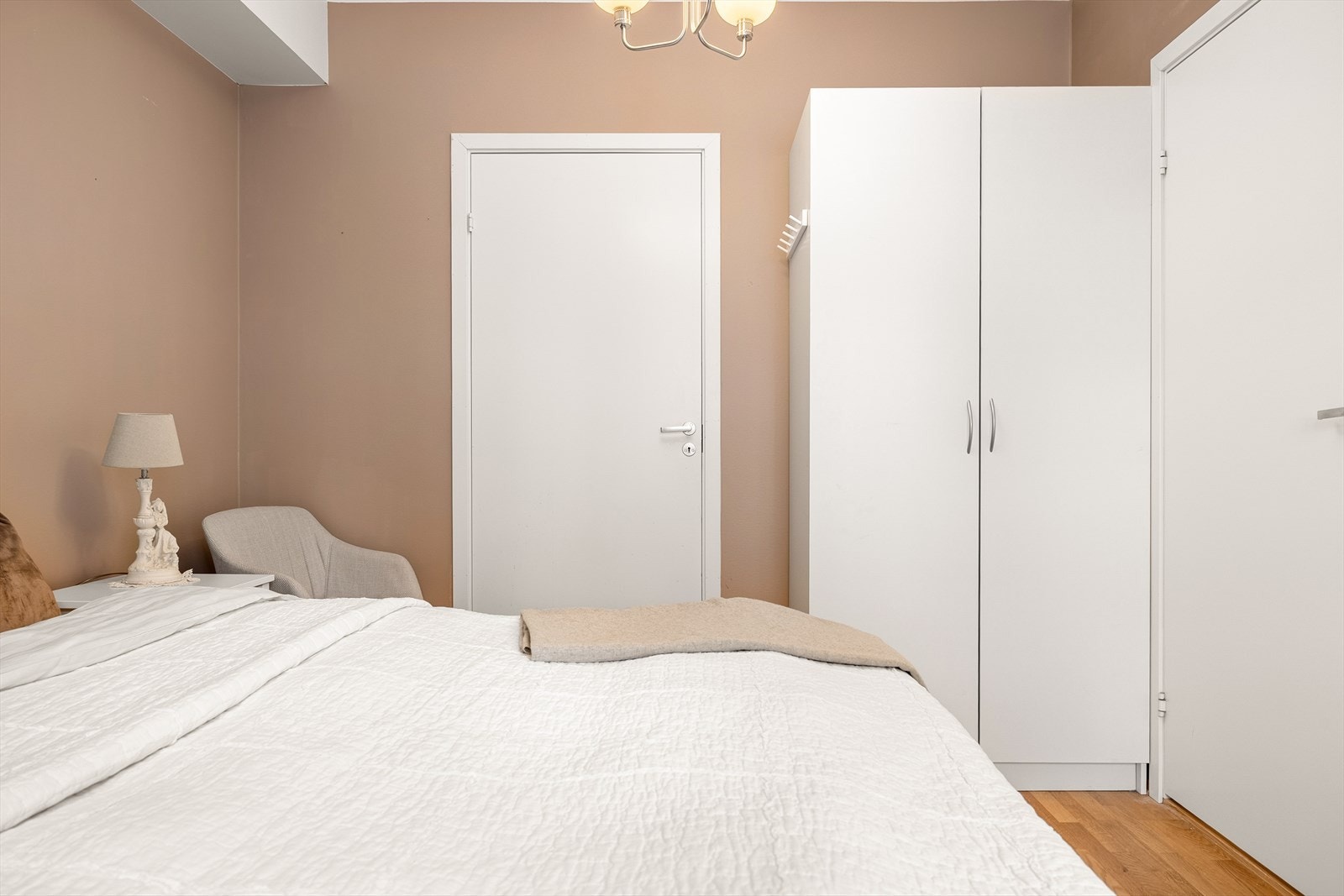 Innvendig bod med direkte inngang fra hovedsoverom. Galleribilde