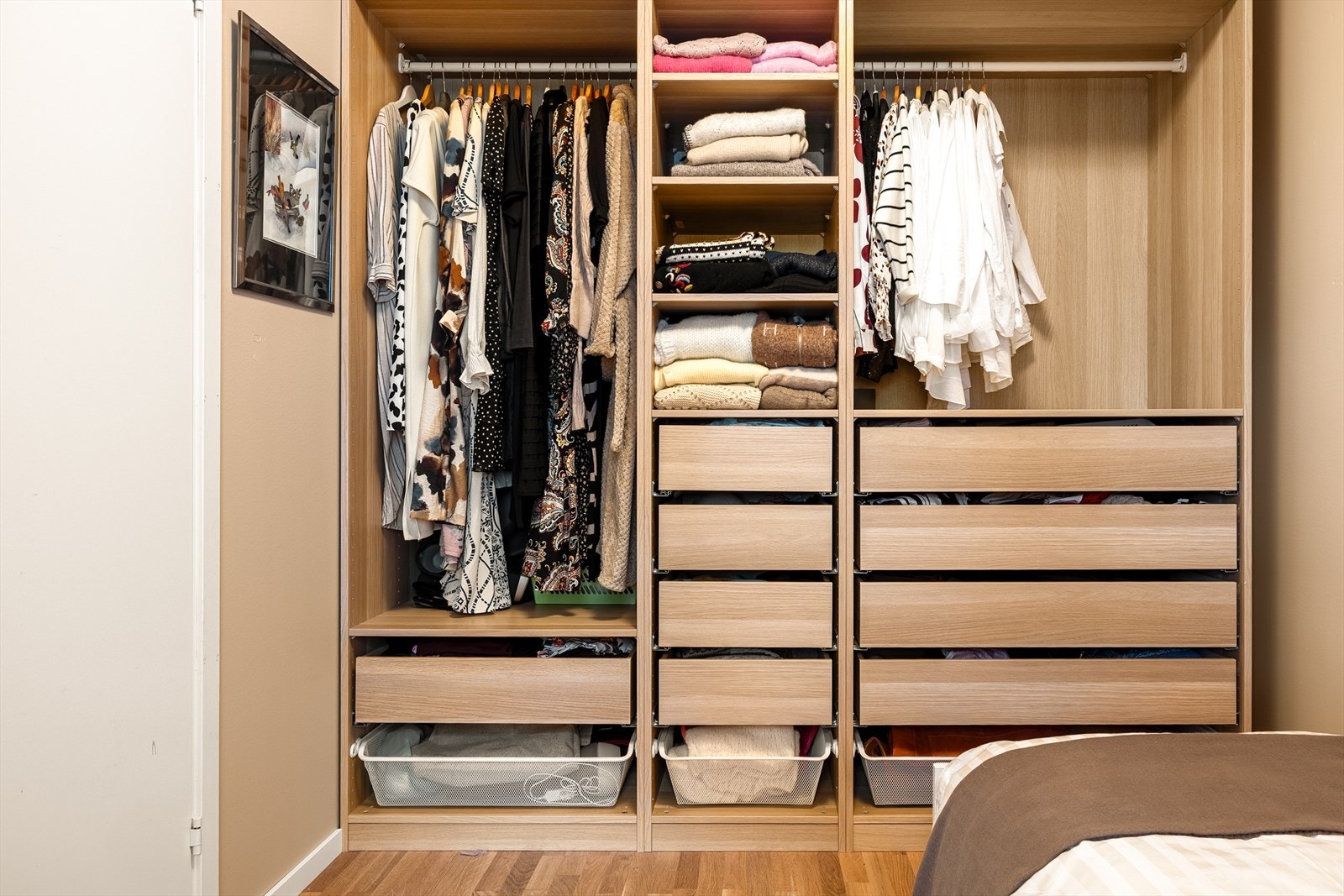 Gjesterommet er innredet med stor PAX garderobe. Galleribilde