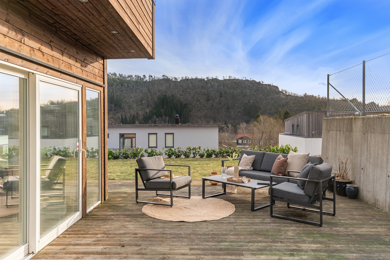 Flott markterrasse på hele 88,8 m². Her kan man nyte gode solforhold og fin utsikt. Galleribilde