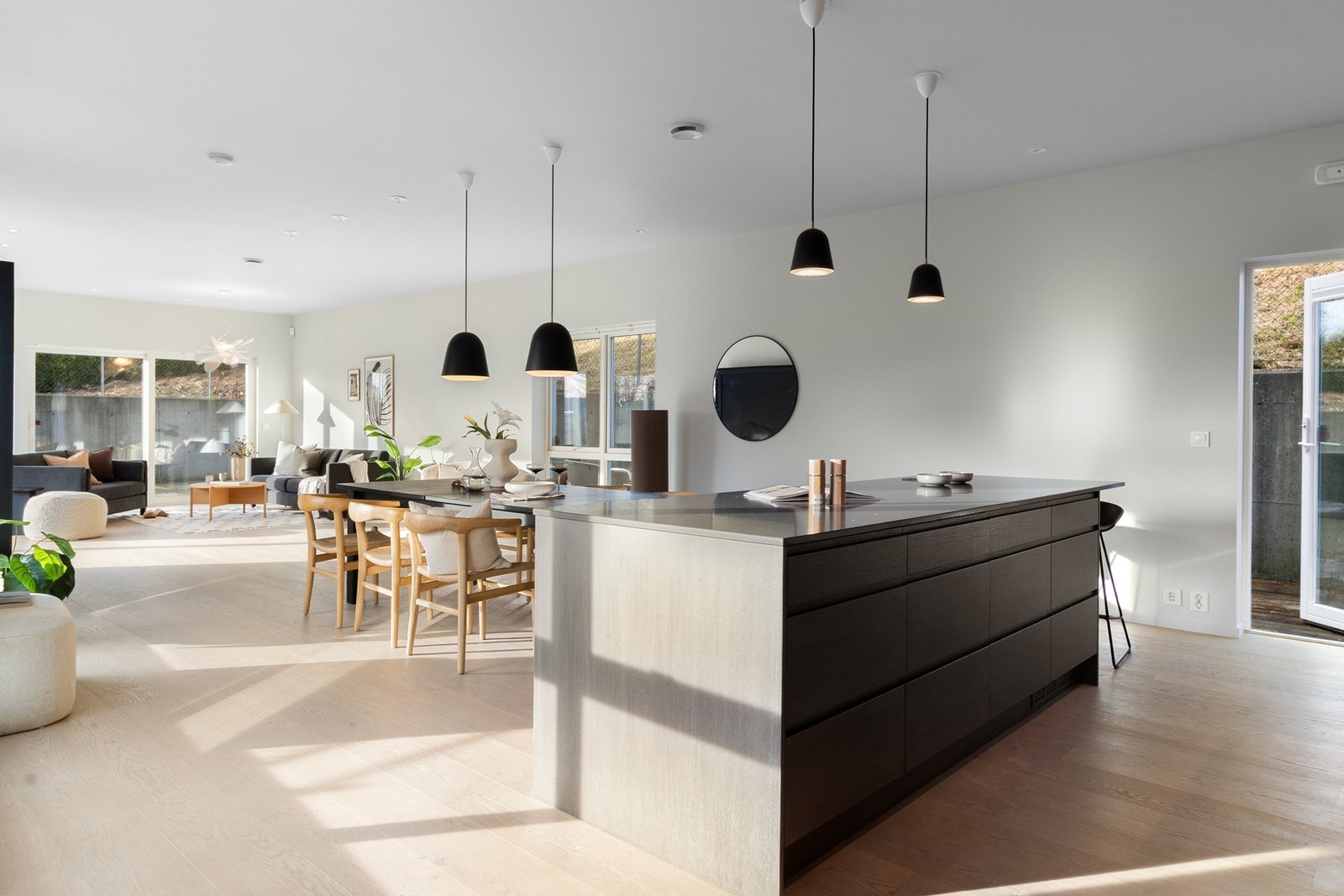 Flott kjøkkenøy som gir ekstra skap- og benkeplass. Galleribilde