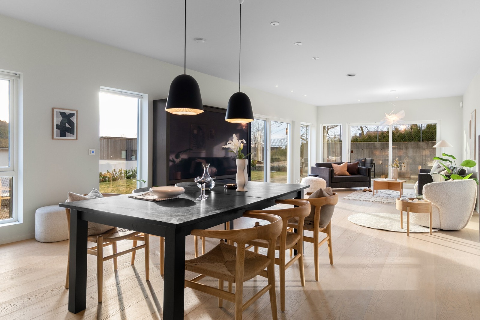 Stuen er det perfekte samlingsrommet for hele familien. Her kan man ha hyggelige middager og god plass til å invitere storfamilien. Galleribilde