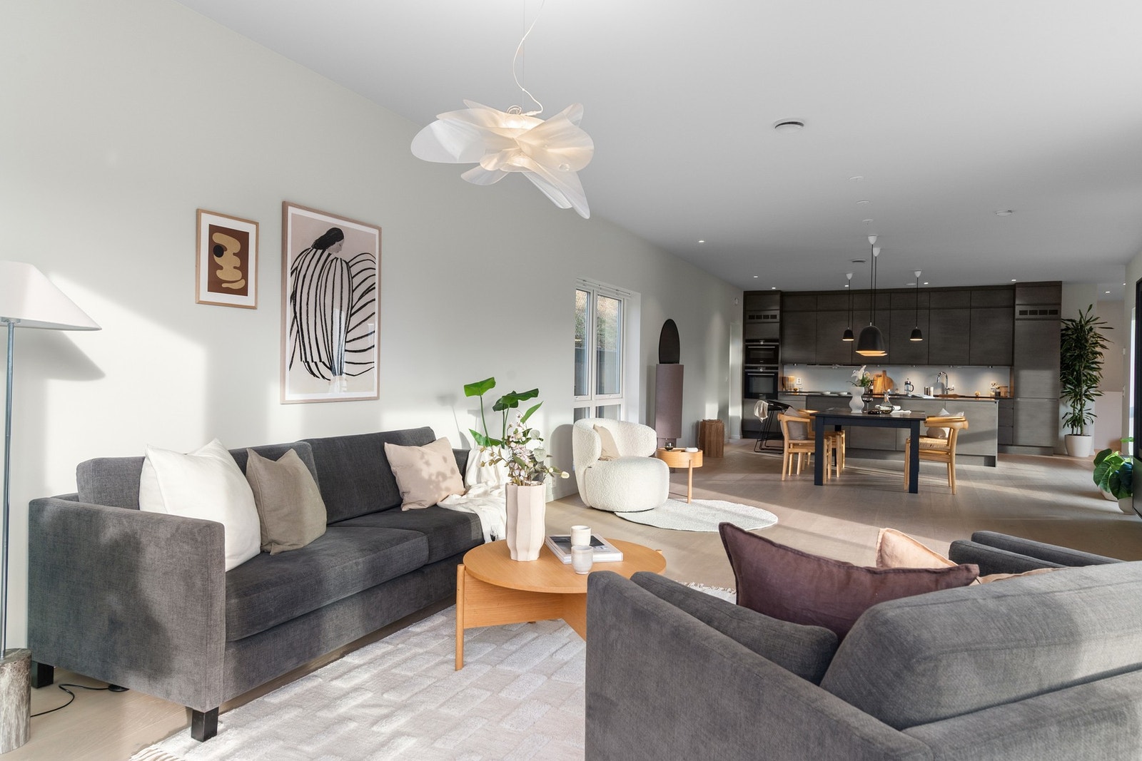 Stue med åpen kjøkkenløsning som måler 64,7 m². Galleribilde