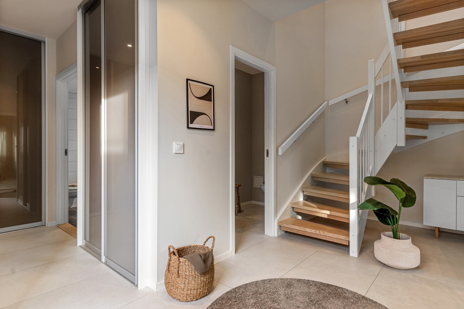 Romslig hall på 16,8 m². Galleribilde