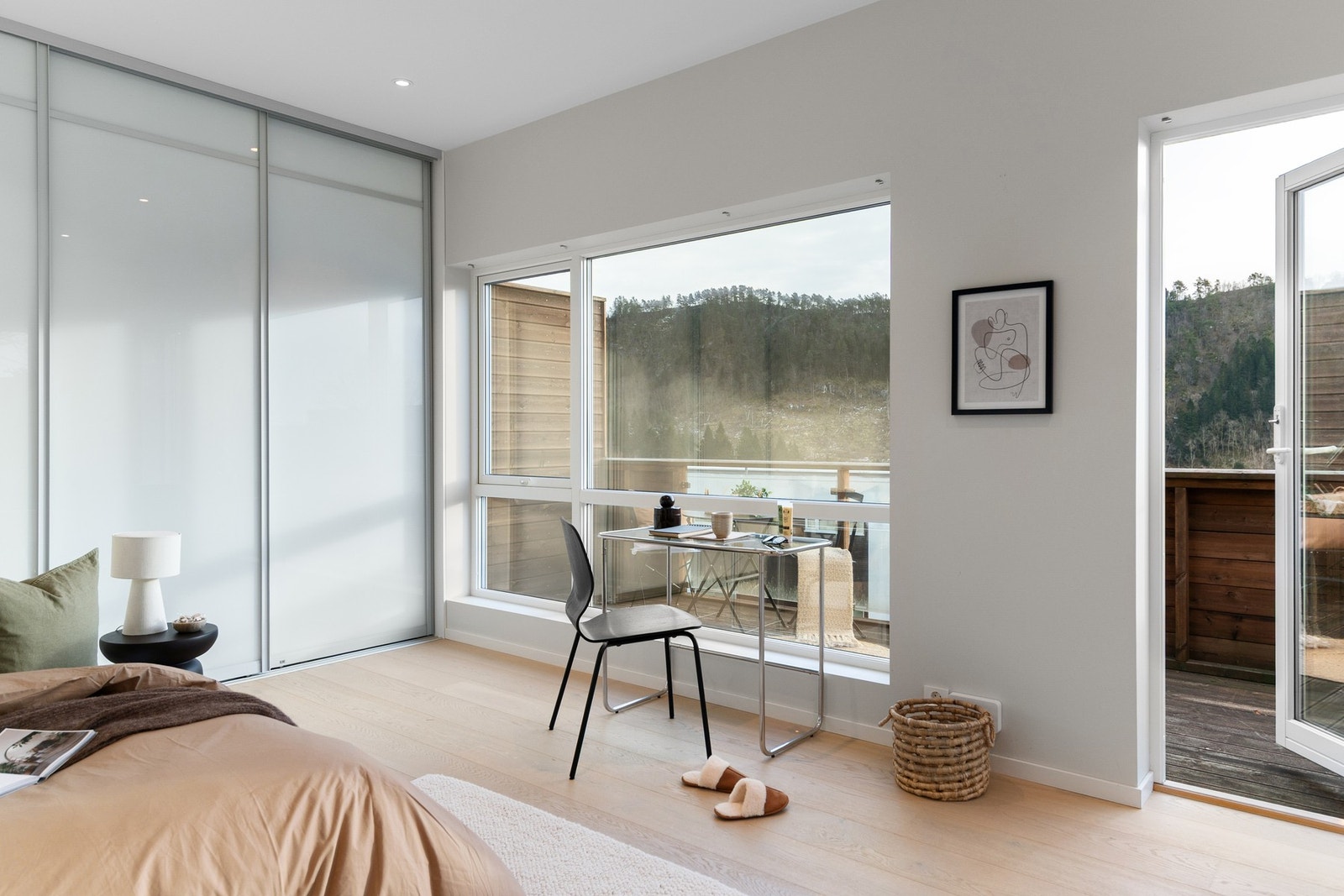 På soverommet er det romslig skyvedørsgarderobe og god plass til seng. Galleribilde