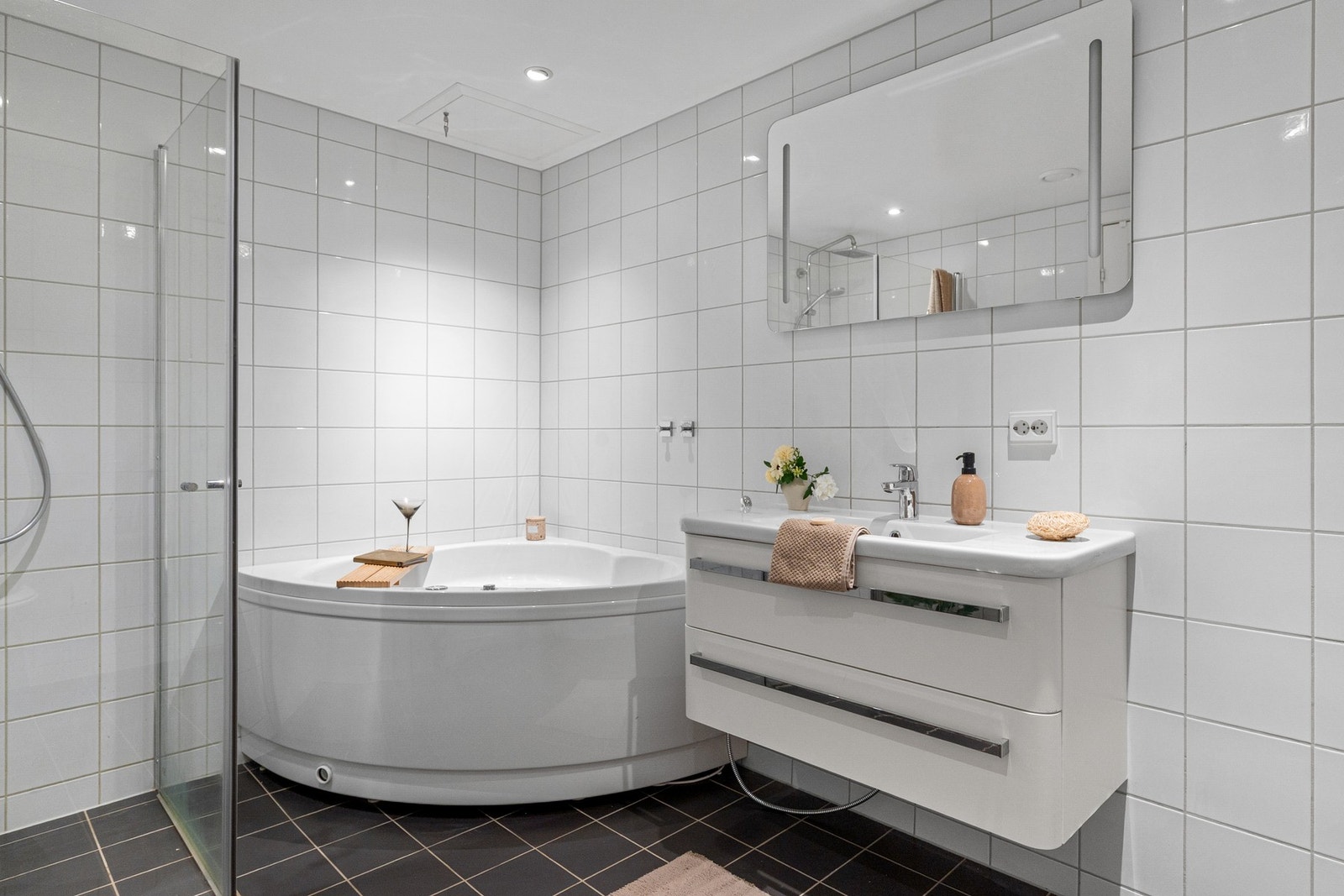 Pent helfliset bad med varme i gulv. Galleribilde