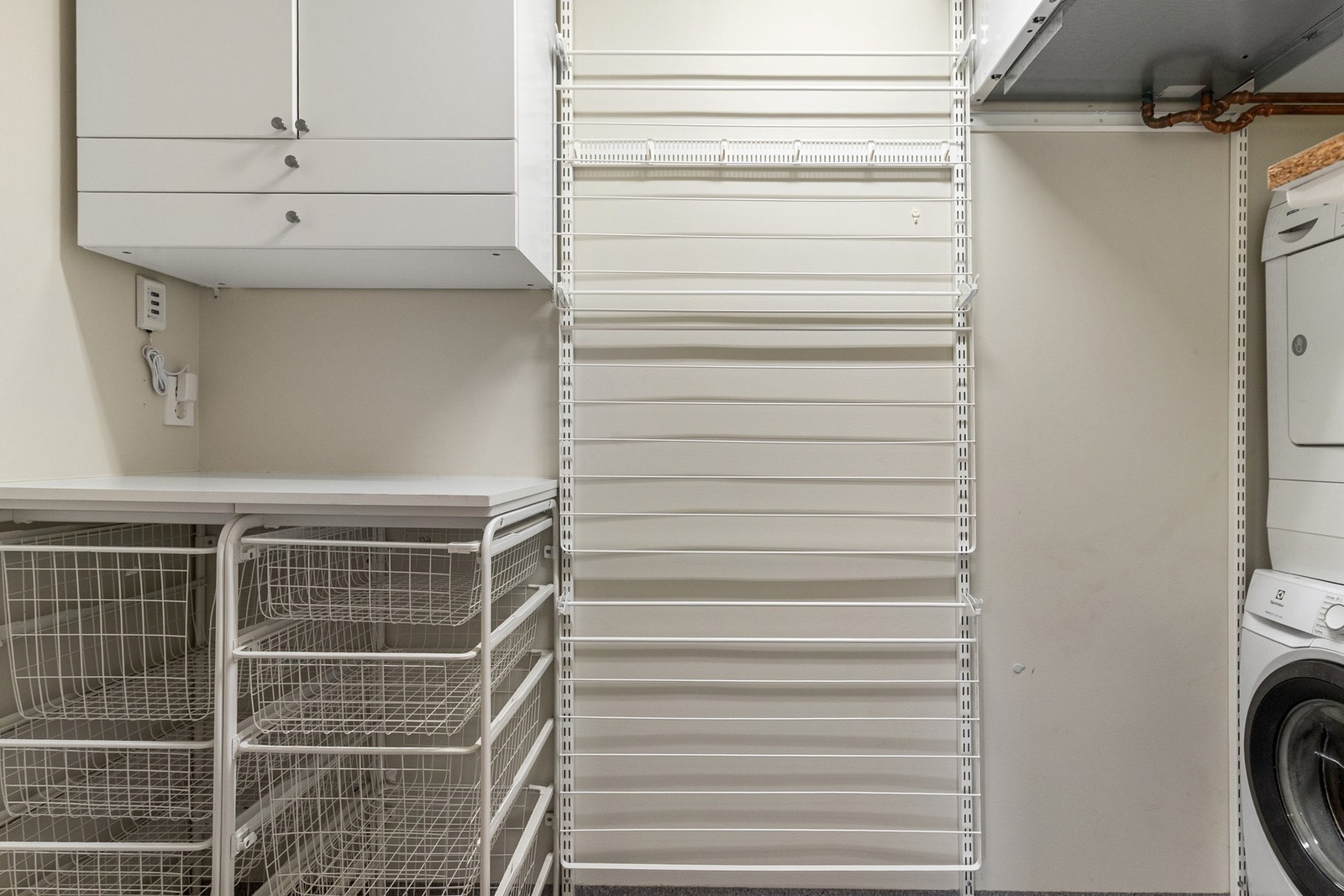 Vaskerommet er praktisk innredet med gode systemer. Galleribilde