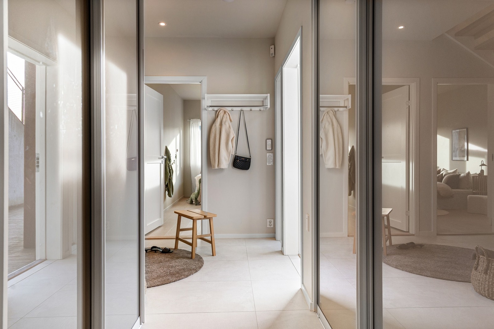 Det er godt med skapplass i hallen ved inngangsparti. Galleribilde