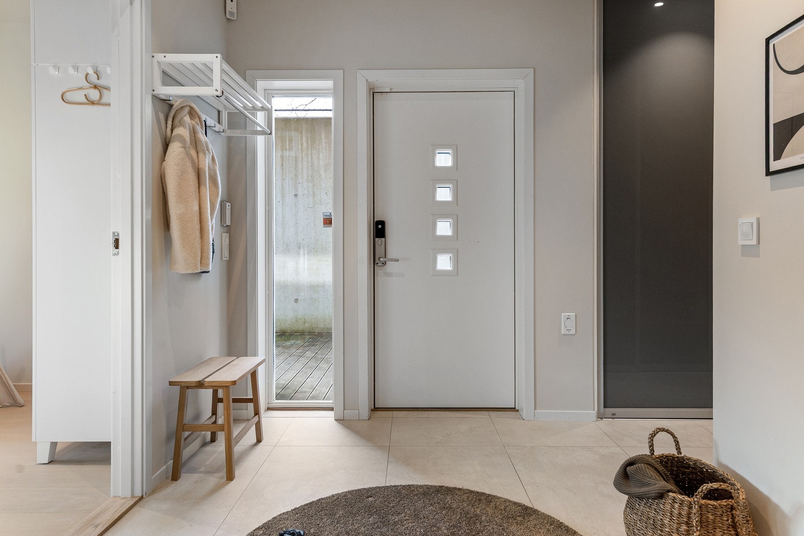 Hallen er flislagt som både gir et flott utrykk og tåler fukt og søl fra yttersko. Galleribilde