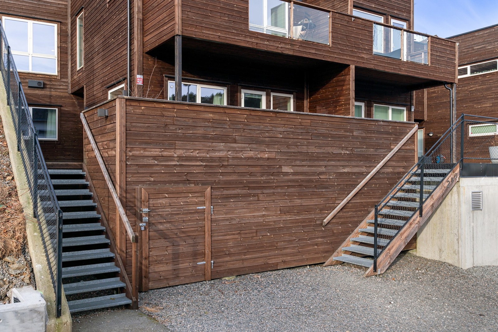 Merk at det er laget til oppbevaring under terrassen. Arealet er på ca. 27 m² (ikke målbart areal). Galleribilde