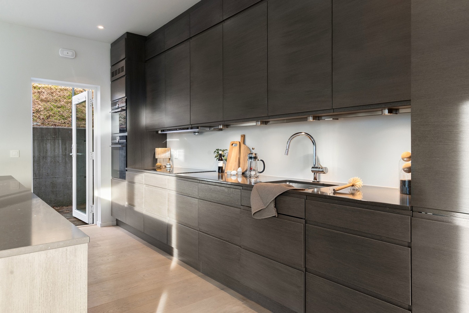 Det er integrert induksjonsplatetopp, 2 stekeovner, mikrobølgeovn, oppvaskmaskin og kjøl/fryseskap. Galleribilde