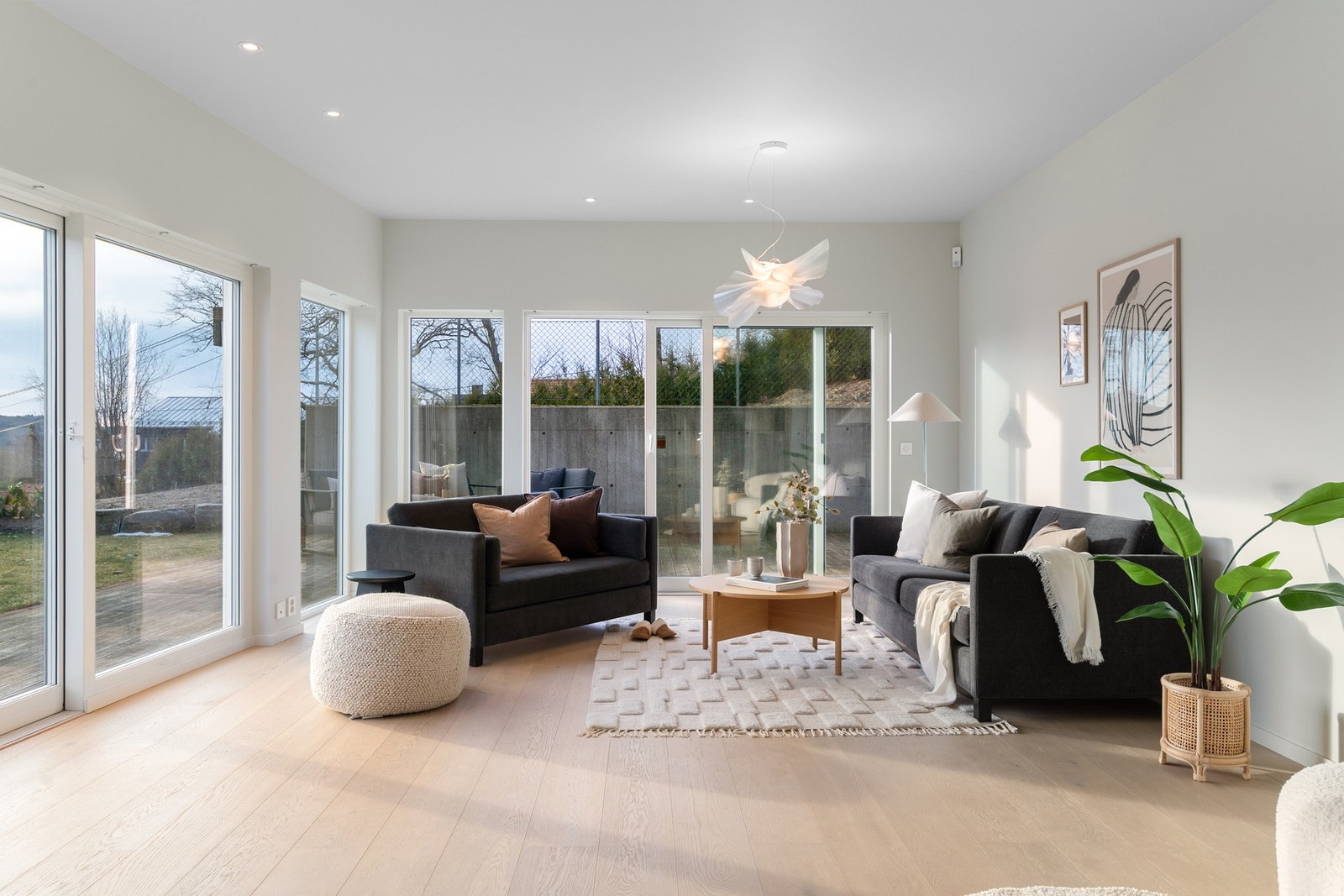 Nydelig og lys stue, her har man rikelig med lysinnslipp fra store vindusflater i tillegg til spotter. Galleribilde