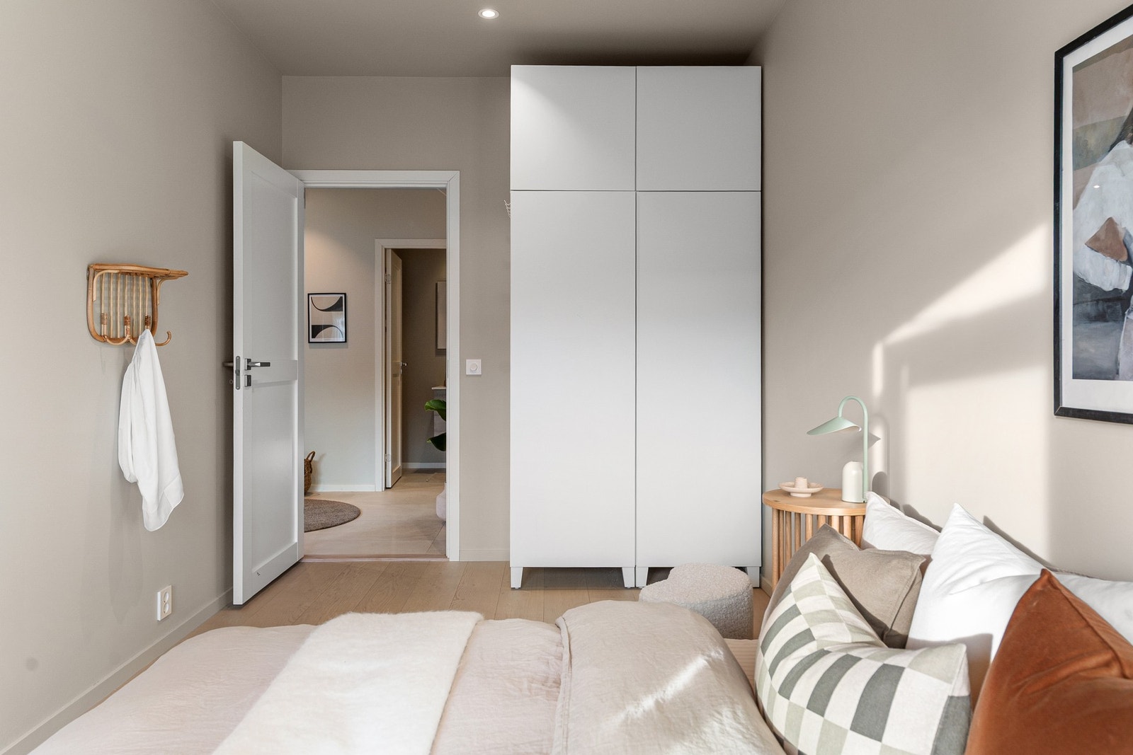 Soverommet måler 11,8 m² og har god plass til seng og garderobe. Galleribilde