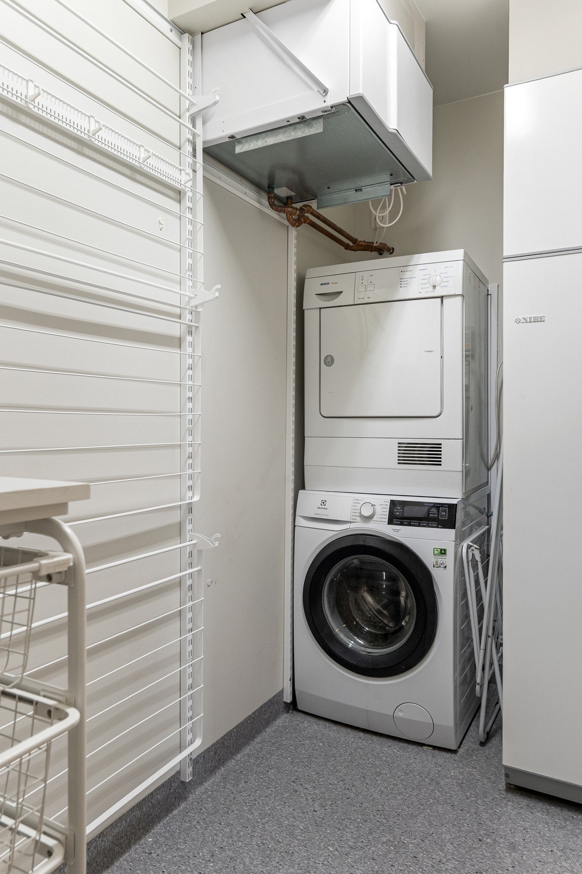 Fra badet har man tilkomst til vaskerom. Galleribilde