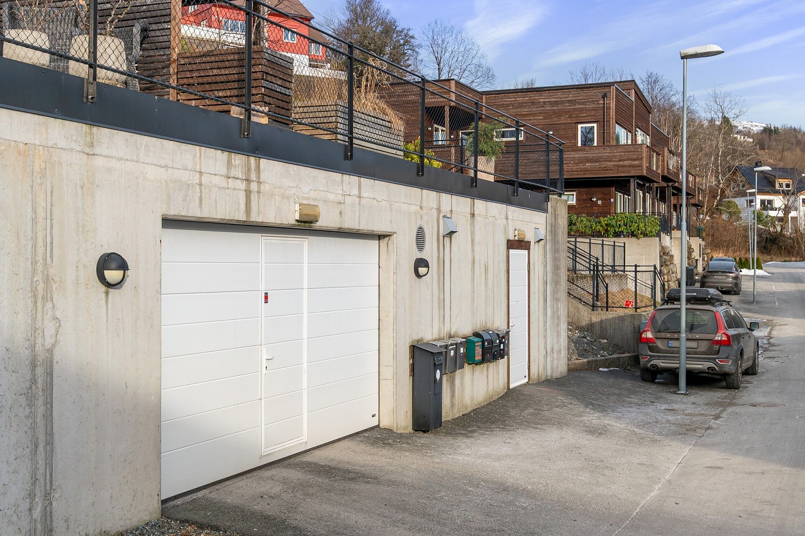Boligen har to parkeringsplasser i felles garasje. Galleribilde