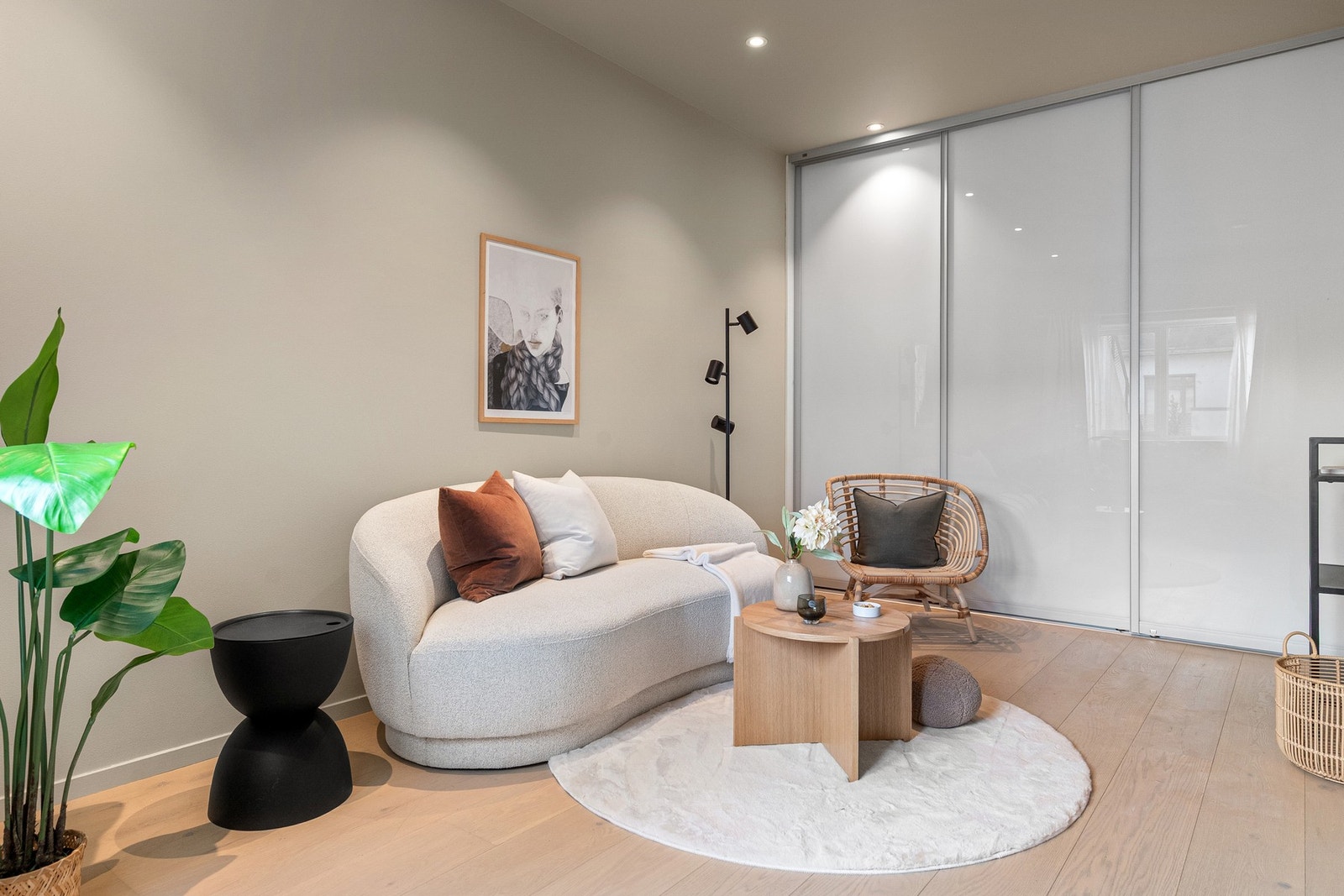 Innredet med praktisk skyvedørsgarderobe. Galleribilde