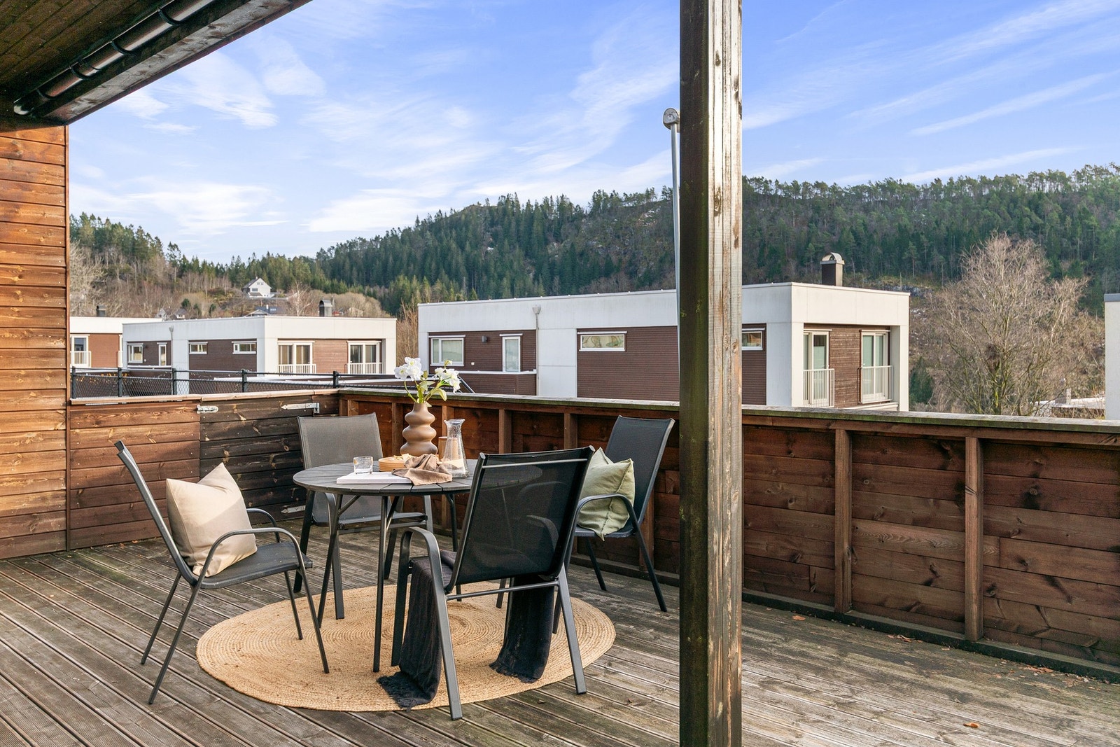 Selger opplyser om at eiendommen har sol fra ca. 06:00-21:00 midtsommers. Galleribilde