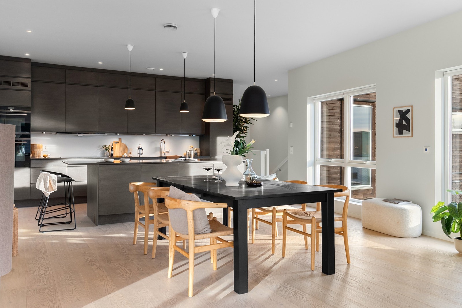 Boligen har god takhøyde, i 2. etasje måler den 269 cm. Galleribilde