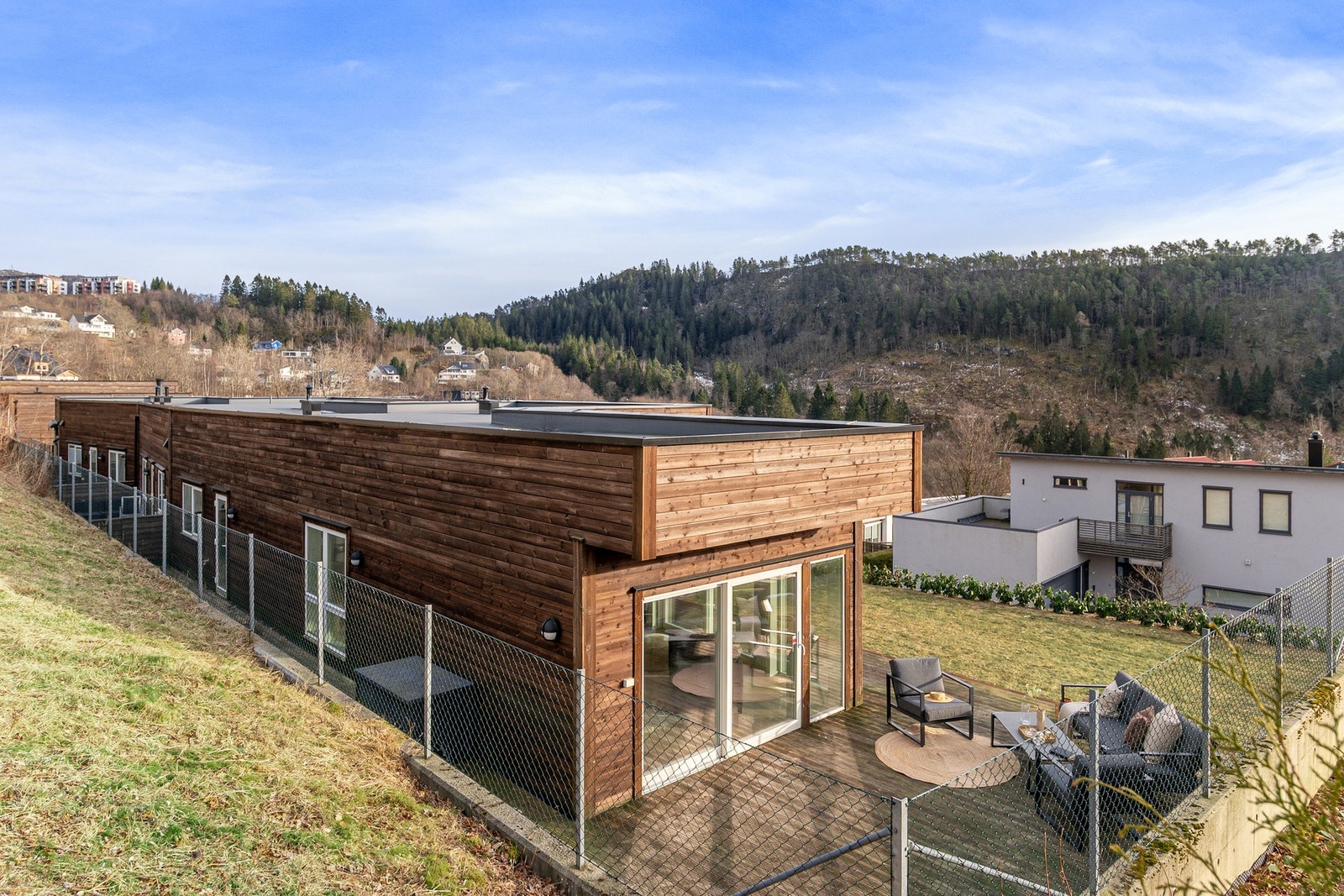 Boligen har en flott beliggenhet på enden av rekken. Galleribilde