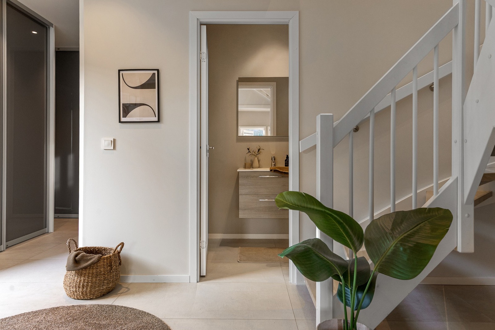 Soverom og entré i denne etasjen er nymalt i 2026. Galleribilde