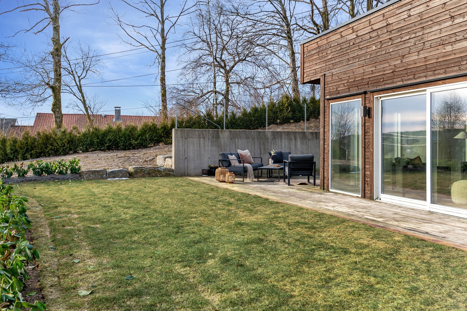 Fra stuen har man utgang til nydelig uteområde. Galleribilde