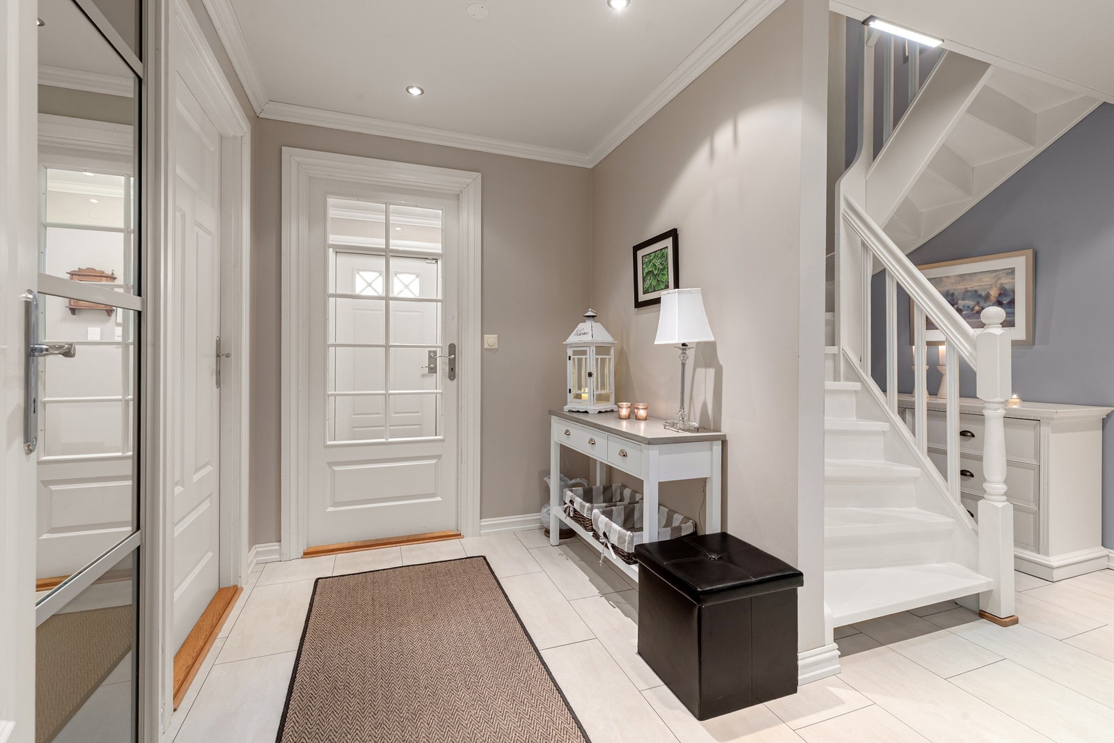 Flislagt lys og fin trappegang u.etg til 1.etg Galleribilde